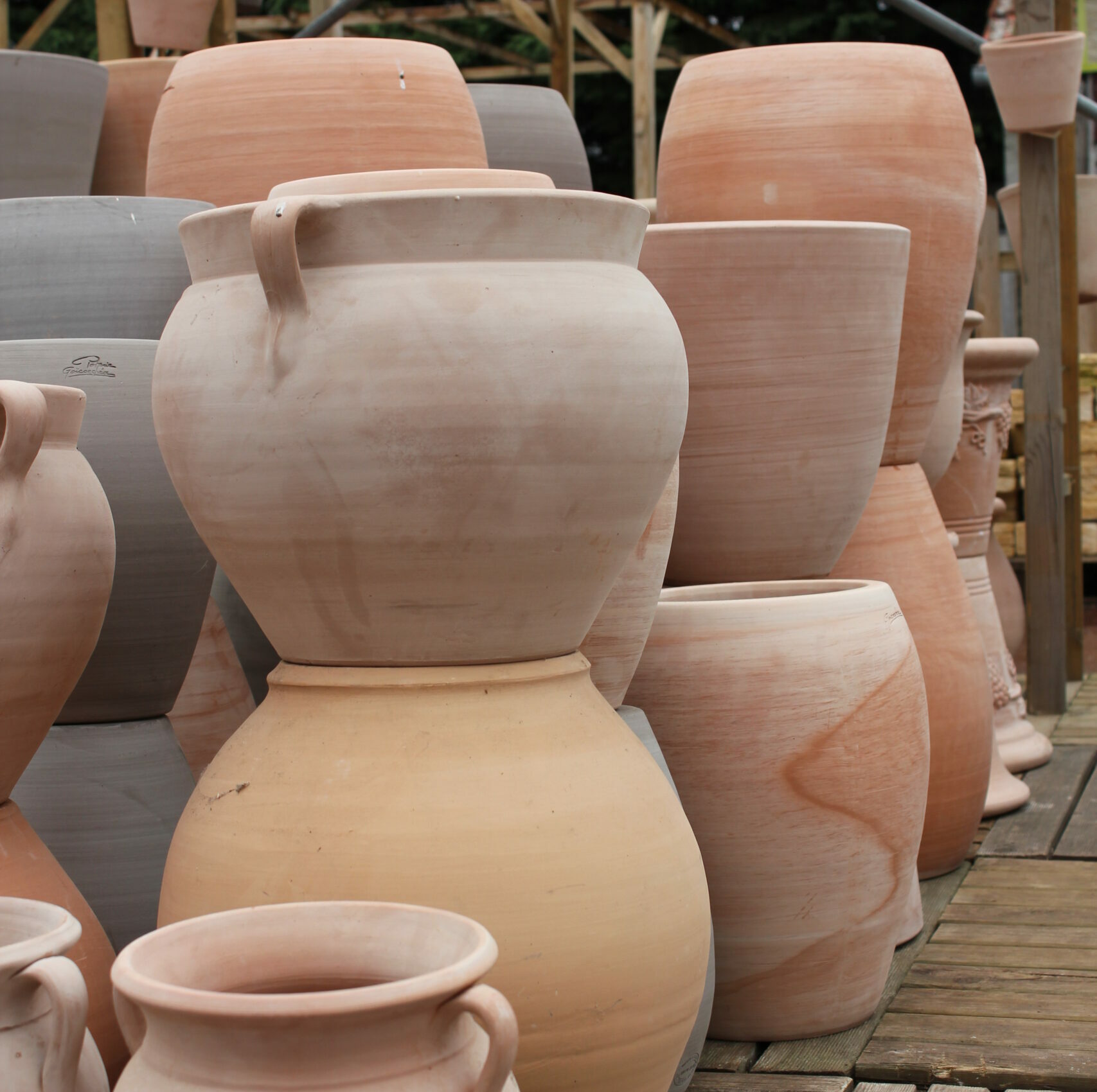 Poteries artisanales et bacs d'extérieur aux Jardins d'Émilie